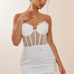 Robe Corset Moulante En Nylon Blanc à Bonnets Et Ourlet Volantés