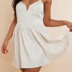 Robe Patineuse Satinée Décolletée Champagne à Dos Nu -Pas Cher Robe Tendre Magasin 02a161455789acf9f8132c50d1ba83c63bf96043 cnd7590 4