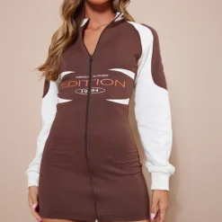 Robe Moulante Chocolat à Slogan Industry Et Zip