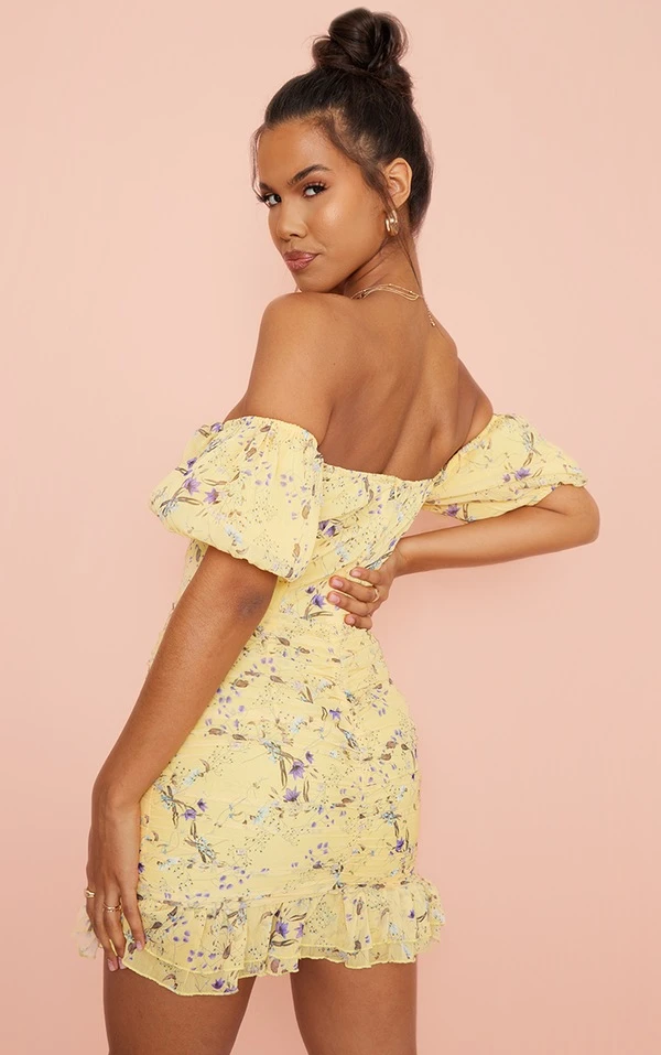 Robe Moulante Froncée En Mousseline De Soie Jaune Fleurie à Col Bardot Et Manches Bouffantes 2 Robe Moulante Froncée En Mousseline De Soie Jaune Fleurie à Col Bardot Et Manches Bouffantes – Image 2