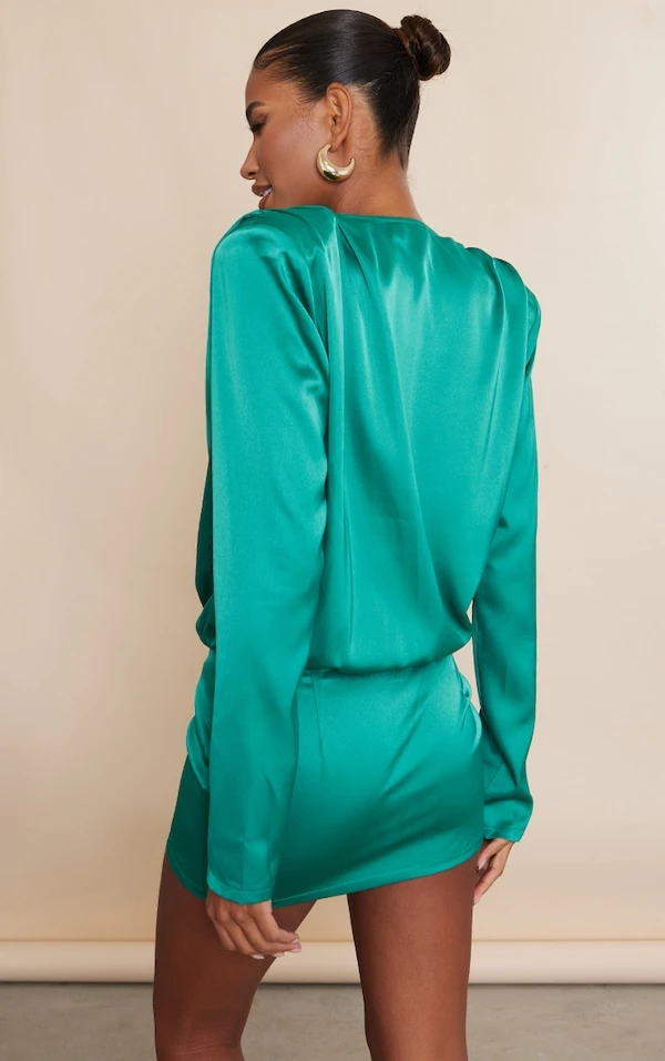 Robe Chemise Oversize Décolletée Satinée Verte à épaulettes 2 Robe Chemise Oversize Décolletée Satinée Verte à épaulettes – Image 2