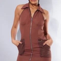 Robe Moulante Cargo Style Utilitaire Chocolat à Zip Et Détail Bonnets