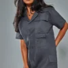 Robe Chemise Cargo Gris Anthracite Oversize à Poches Et Manches Courtes