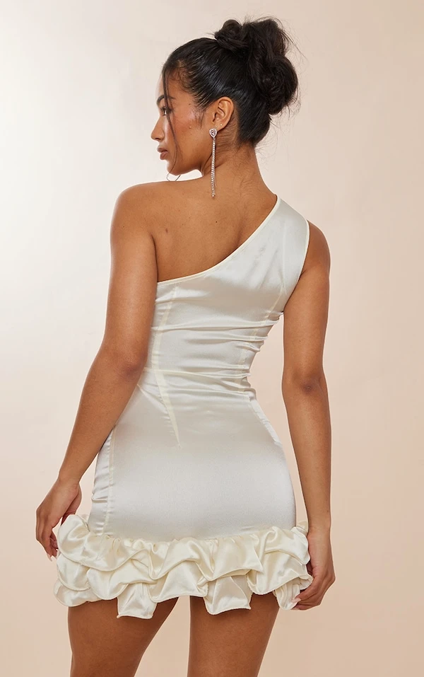 Robe Moulante Satinée Crème à Bretelle Unique Et Ourlet Volanté 2 Robe Moulante Satinée Crème à Bretelle Unique Et Ourlet Volanté – Image 2