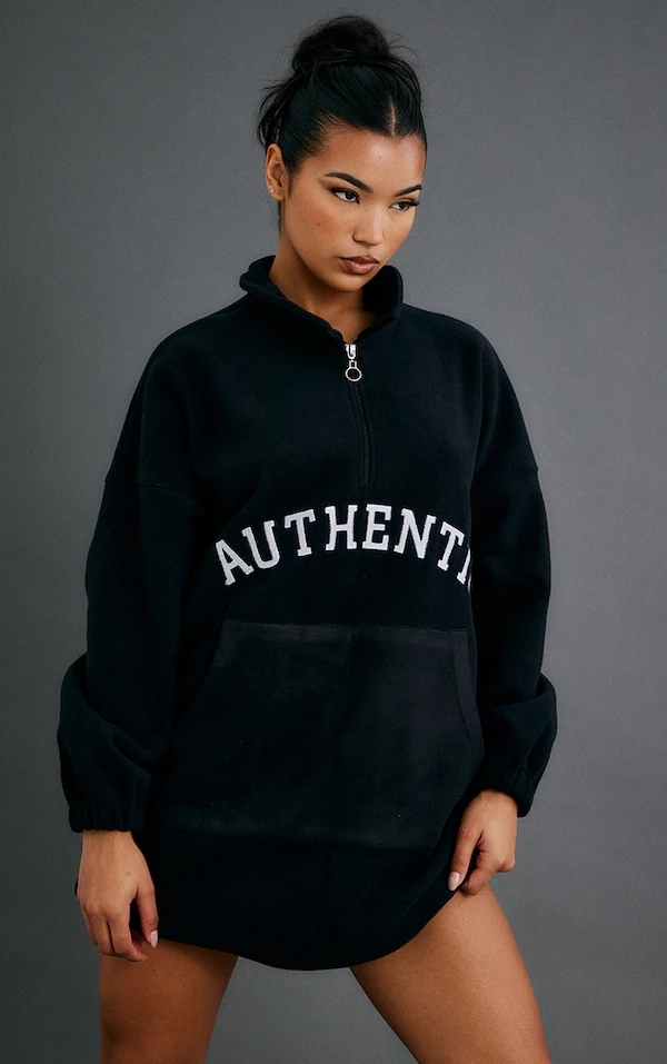 Robe Pull En Polaire Noire à Slogan Authentic Et Zip 3 Robe Pull En Polaire Noire à Slogan Authentic Et Zip – Image 3