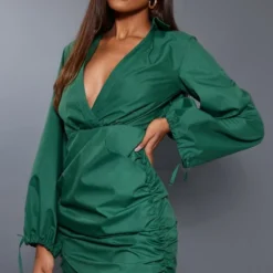 Robe Chemise Moulante Décolletée Vert Forêt Froncée à Manchettes Nouées