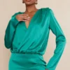 Robe Chemise Oversize Décolletée Satinée Verte à épaulettes