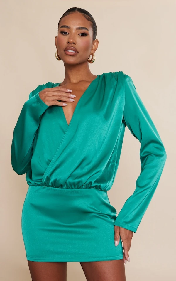Robe Chemise Oversize Décolletée Satinée Verte à épaulettes 1 Robe Chemise Oversize Décolletée Satinée Verte à épaulettes