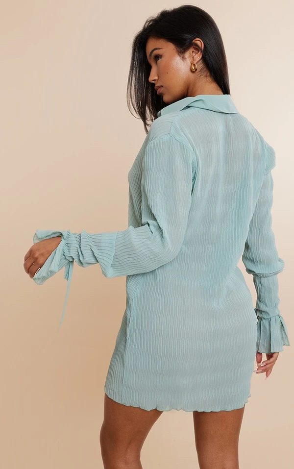 Robe Chemise En Mousseline De Soie Vert Sauge Texturée Transparente à Manchettes évasées 2 Robe Chemise En Mousseline De Soie Vert Sauge Texturée Transparente à Manchettes évasées – Image 2