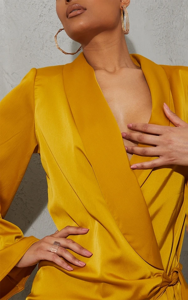 Robe Blazer Droite Chartreuse à Décolleté Très Plongeant Détail Noeud 4 Robe Blazer Droite Chartreuse à Décolleté Très Plongeant Détail Noeud – Image 4