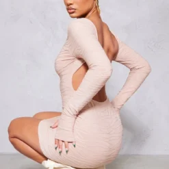 Robe Moulante Texturée Rose Profond à Trous Pour Les Pouces Et Dos Nu