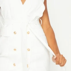 Robe Blanche Style Blazer Sans Manches à Boutons Dorés -Pas Cher Robe Tendre Magasin 3610ee14754728f1ec5933a5855e844563775a6a clx6264 5