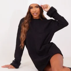 Robe Pull Oversize En Velours Côtelé Noir à Manchettes En Fausse Fourrure -Pas Cher Robe Tendre Magasin 366a5c4b29208cb69d6e3d48a00700ff87bd9825 cnb1547 1