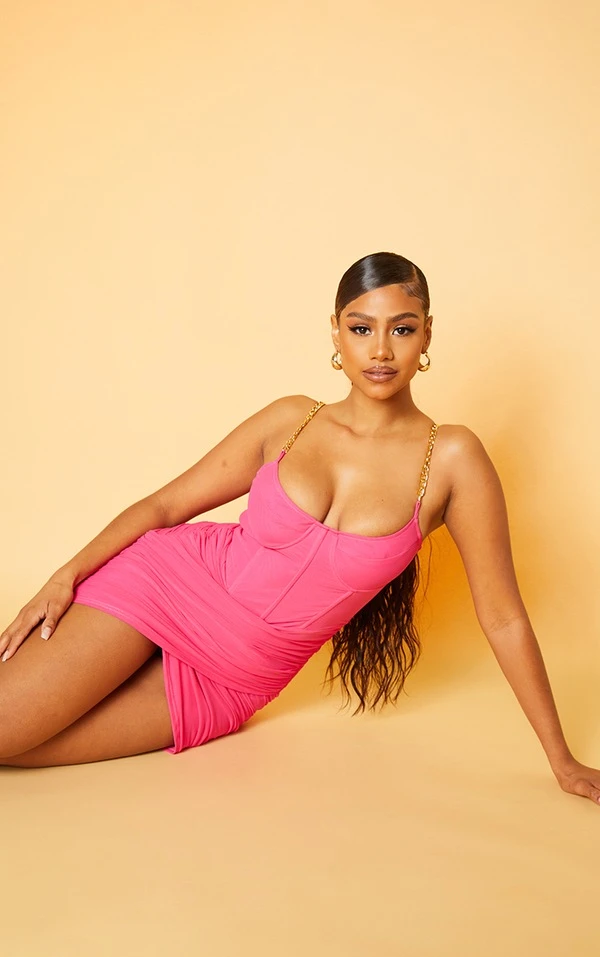 Robe Moulante Rose Vif à Corset Et Bretelles Chaînes 1 Robe Moulante Rose Vif à Corset Et Bretelles Chaînes