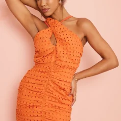 Robe Moulante Mandarine Froncée à Bretelles Asymétriques Et Broderie Anglaise