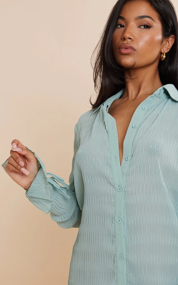 Robe Chemise En Mousseline De Soie Vert Sauge Texturée Transparente à Manchettes évasées 4 Robe Chemise En Mousseline De Soie Vert Sauge Texturée Transparente à Manchettes évasées – Image 4