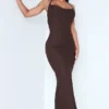 Robe Longue Texturée Marron Chocolat Nouée Au Dos à Col Bénitier Et Derrière Froncé
