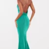 Robe Longue Moulante En Acétate Verte à Dos Bénitier Et Bretelles à Strass