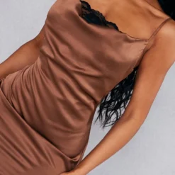 Robe Moulante Satinée Chocolat à Bretelles Et Parties En Dentelle -Pas Cher Robe Tendre Magasin 446d2ddca28e655d6c62b4a4101135cdeec55751 cnc7770 4