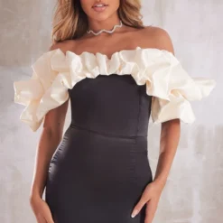 Robe Moulante Satinée Noire à Col Bardot Et Volants Contrastants -Pas Cher Robe Tendre Magasin 4498f8067a6a20655e6f12c3b1f9805799606423 cna5252 3