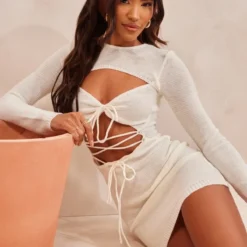 Mini Robe Blanche En Maille Tricot à Devant Lacé Et Noué