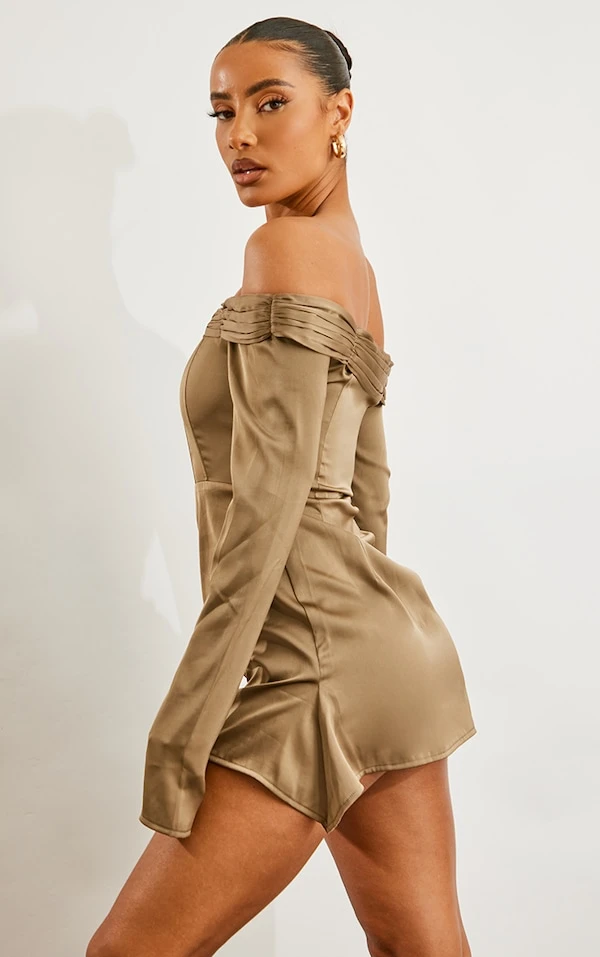 Robe Droite Satinée Plissée Kaki à Col Bardot Et Manches évasées 2 Robe Droite Satinée Plissée Kaki à Col Bardot Et Manches évasées – Image 2