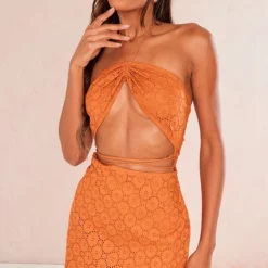 Robe Moulante Rouille En Broderie Anglaise à Découpes Et Bretelles