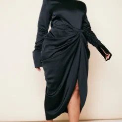 Plus Robe Mi-longue Satinée Drapée Noire à Col Montant 7 Plus Robe Mi-longue Satinée Drapée Noire à Col Montant -Pas Cher Robe Tendre Magasin 5f0e094c45c381958fe301870afa7c89ffa2fd4e cne0808 3