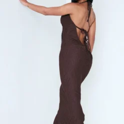 Robe Longue Texturée Marron Chocolat Nouée Au Dos à Col Bénitier Et Derrière Froncé -Pas Cher Robe Tendre Magasin 60147c6aa598ea22198a78bd9387f0b0804aa645 cnd7623 1