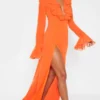Robe Longue Orange Vif à Décolleté Plongeant Volanté