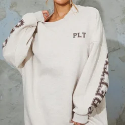 PRETTYLITTLETHING Robe Sweat Oversize Avoine à Slogan -Pas Cher Robe Tendre Magasin 66c26094b10f8e2f6ae1e38287fb9e4343cc89eb cmq0907 3