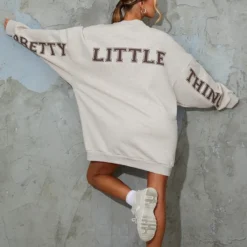 PRETTYLITTLETHING Robe Sweat Oversize Avoine à Slogan -Pas Cher Robe Tendre Magasin 67107786a03cf5afac1521e5df83e2e3a29d4276 cmq0907 4