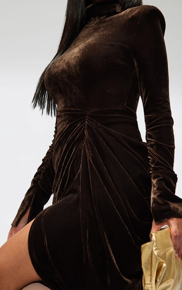 Robe Mi-longue Fendue En Velours Drapé Chocolat à Col Montant Et Manches 4 Robe Mi-longue Fendue En Velours Drapé Chocolat à Col Montant Et Manches – Image 4