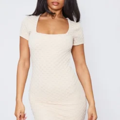 Robe Moulante Texturée Gris Pierre à Col Carré Et Manches Courtes