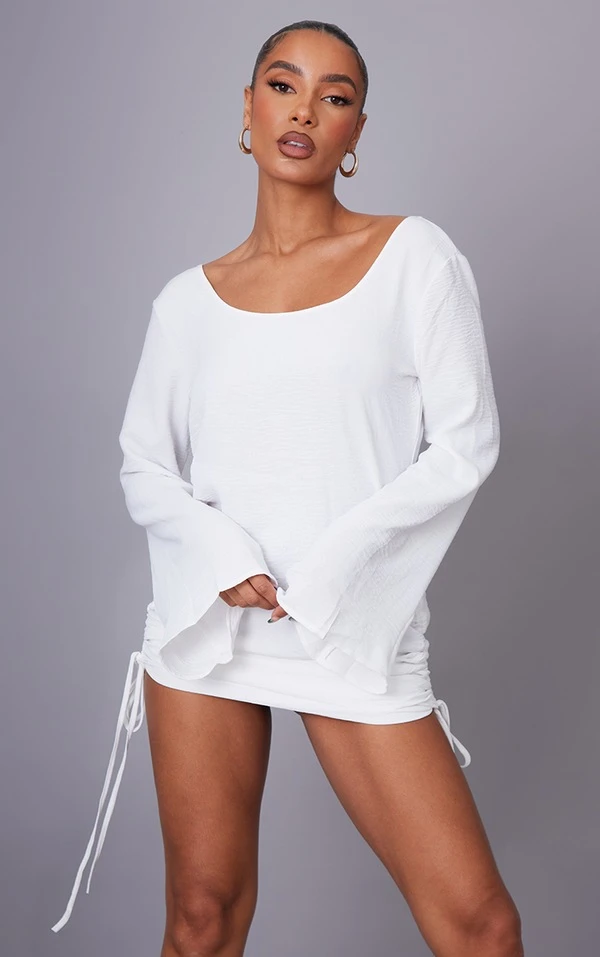 Robe Moulante Texturée Satinée Blanche à Fronces Sur Les Côtés Et Dos Nu 2 Robe Moulante Texturée Satinée Blanche à Fronces Sur Les Côtés Et Dos Nu – Image 2