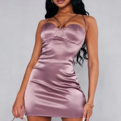 Robe Moulante Satinée Mauve Foncé à Bretelles Et Détail Bonnets