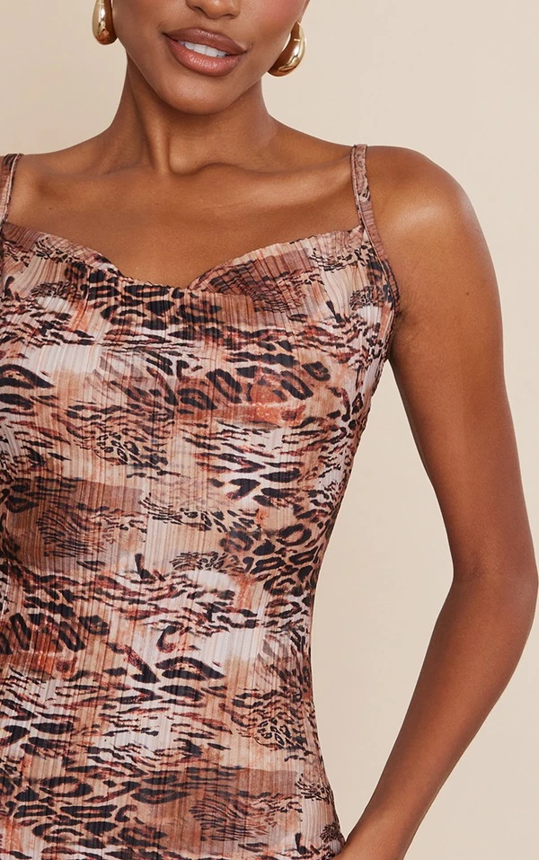 Robe Moulante Plissée Imprimé Léopard Marron à Col Bénitier Et Bretelles 4 Robe Moulante Plissée Imprimé Léopard Marron à Col Bénitier Et Bretelles – Image 4