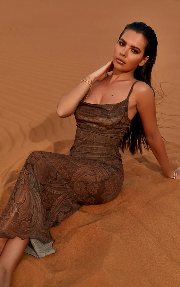 Robe Longue En Mesh Marron Clair Fleuri à Col Bénitier 1 Robe Longue En Mesh Marron Clair Fleuri à Col Bénitier