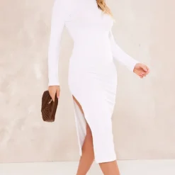 Robe Mi-longue En Coton Blanc à Dos Arrondi Et Manches Longues Détail Liens Noués