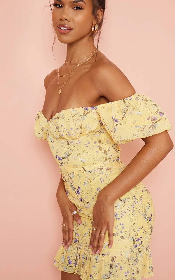 Robe Moulante Froncée En Mousseline De Soie Jaune Fleurie à Col Bardot Et Manches Bouffantes 4 Robe Moulante Froncée En Mousseline De Soie Jaune Fleurie à Col Bardot Et Manches Bouffantes – Image 4