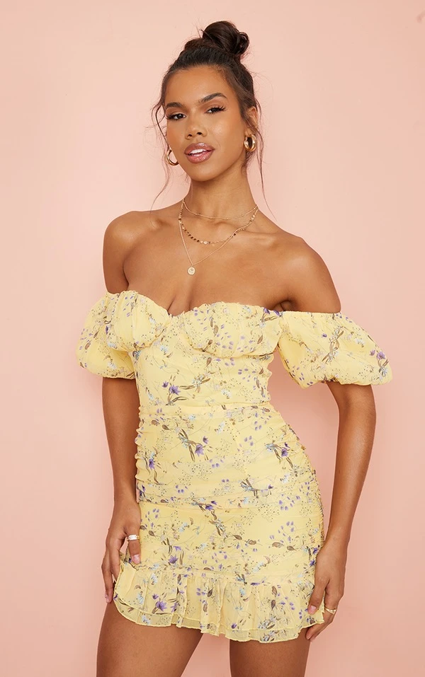 Robe Moulante Froncée En Mousseline De Soie Jaune Fleurie à Col Bardot Et Manches Bouffantes 1 Robe Moulante Froncée En Mousseline De Soie Jaune Fleurie à Col Bardot Et Manches Bouffantes