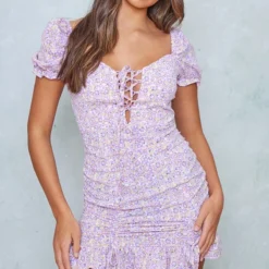 Robe Moulante Lilas Froncée à Petites Fleurs Et Manches Bouffantes