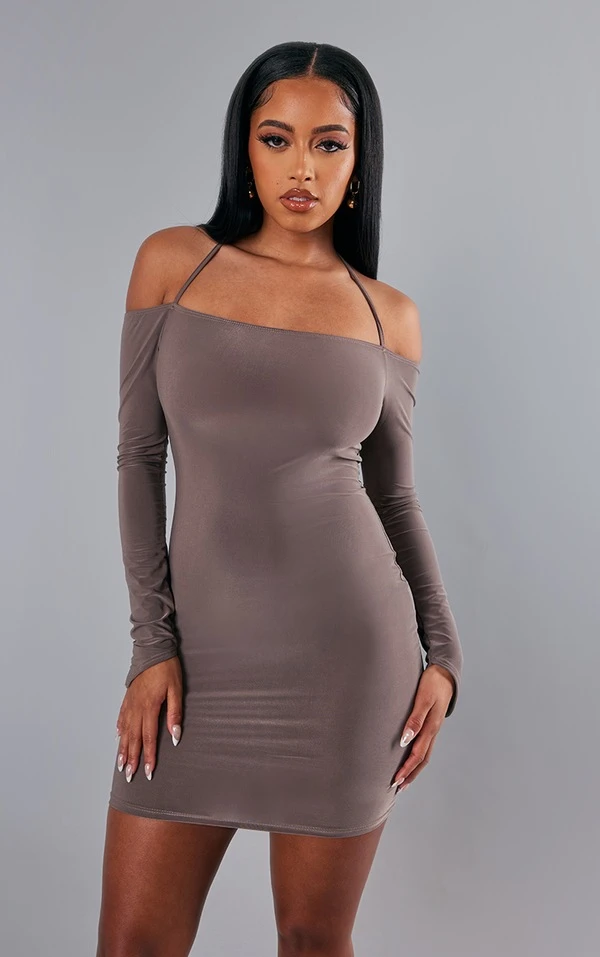 Robe Très Moulante Café Au Lait à Col Carré Et Liens Noués 1 Robe Très Moulante Café Au Lait à Col Carré Et Liens Noués