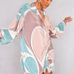 Robe Chemise Plissée Gris Anthracite à Imprimé Abstrait Et Ourlet Volanté