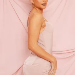 Robe Moulante Rose Pâle Satinée à Col Bénitier Et Découpes Sur La Taille -Pas Cher Robe Tendre Magasin a858461fb9f47ffc20737b348f0846d752294790 cnd2205 2