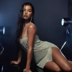 Robe Moulante Deluxe Argentée à Bretelles Strassées