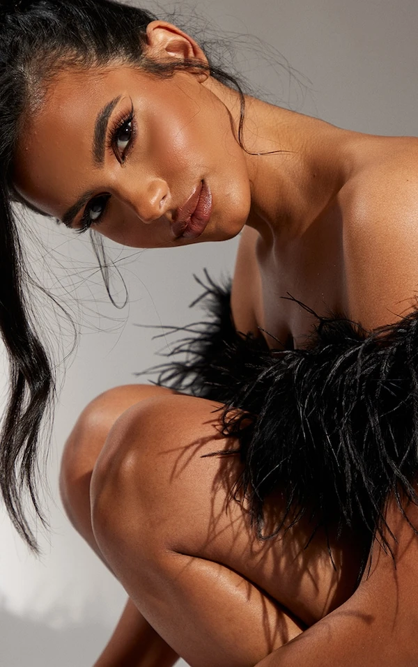 Robe Longue Bandeau Noire à Bordure En Plumes 4 Robe Longue Bandeau Noire à Bordure En Plumes – Image 4