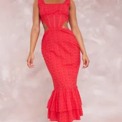 Robe Longue En Broderie Anglaise Rouge à Corset Et étages