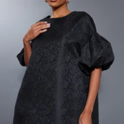 Robe Babydoll Noire En Jacquard Texturé à Manches Bouffantes