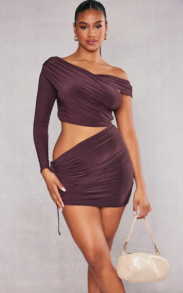 Robe Asymétrique Très Moulante Froncée Chocolat Drapée à Col Bardot 3 Robe Asymétrique Très Moulante Froncée Chocolat Drapée à Col Bardot – Image 3